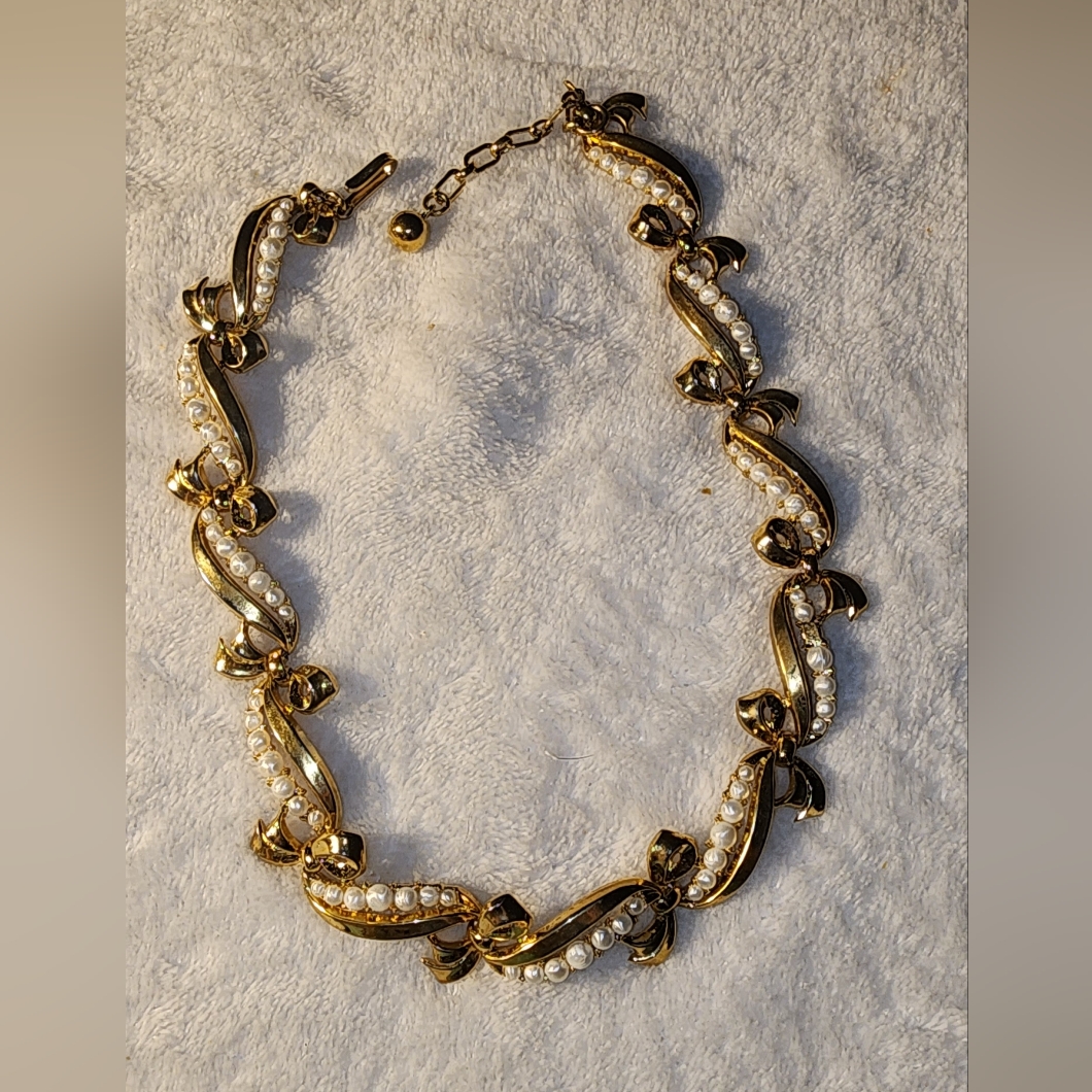 Trifari Gold-Tone Ribbon Faux Pearl Statement Necklace 55$